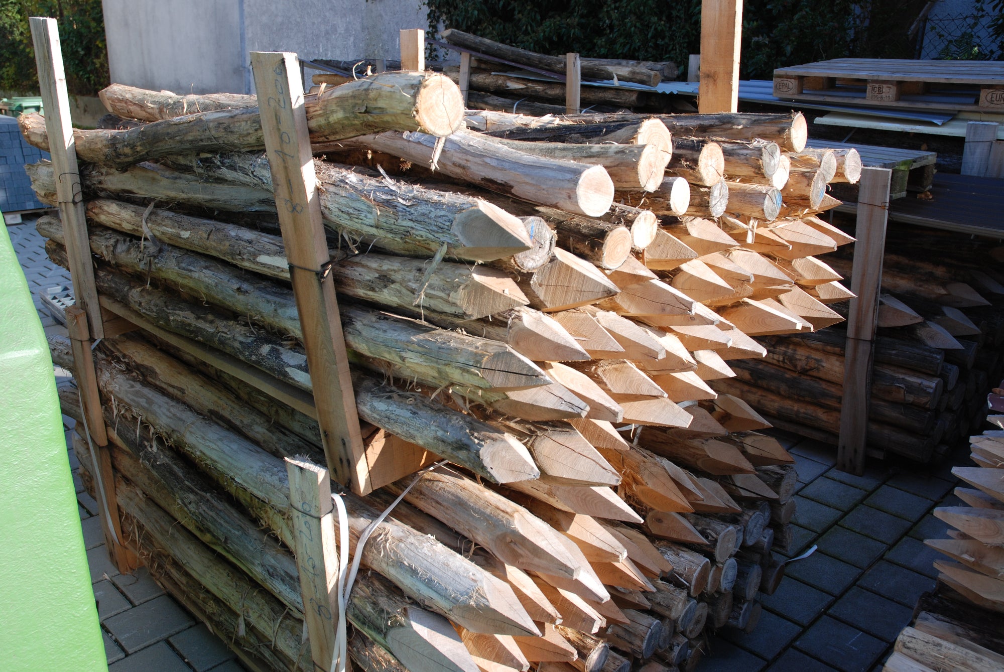 Akazien-Pfähle - natur, rund, entrindet und gespitzt