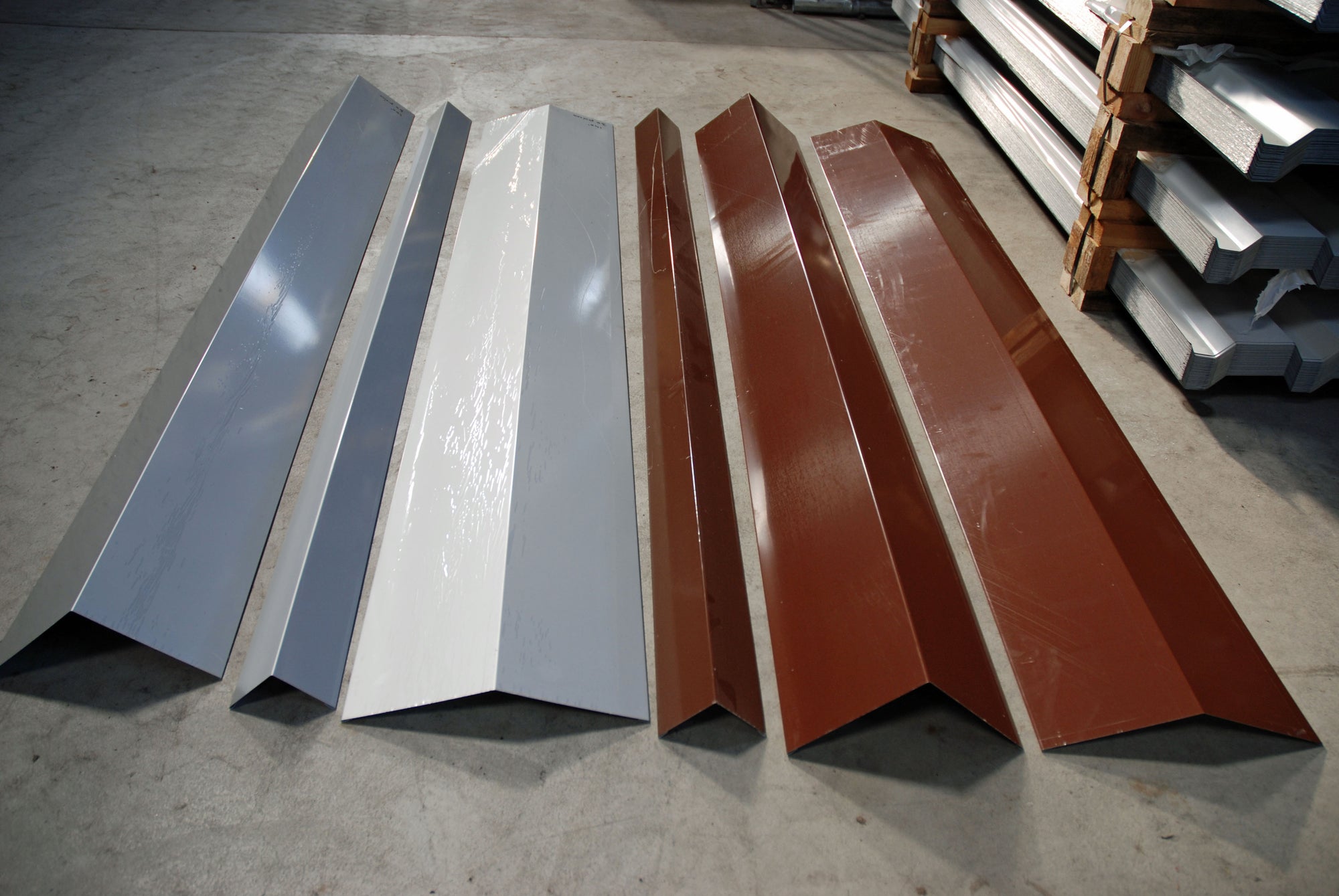 Firstbleche und Aussenecken zu Wellblechen