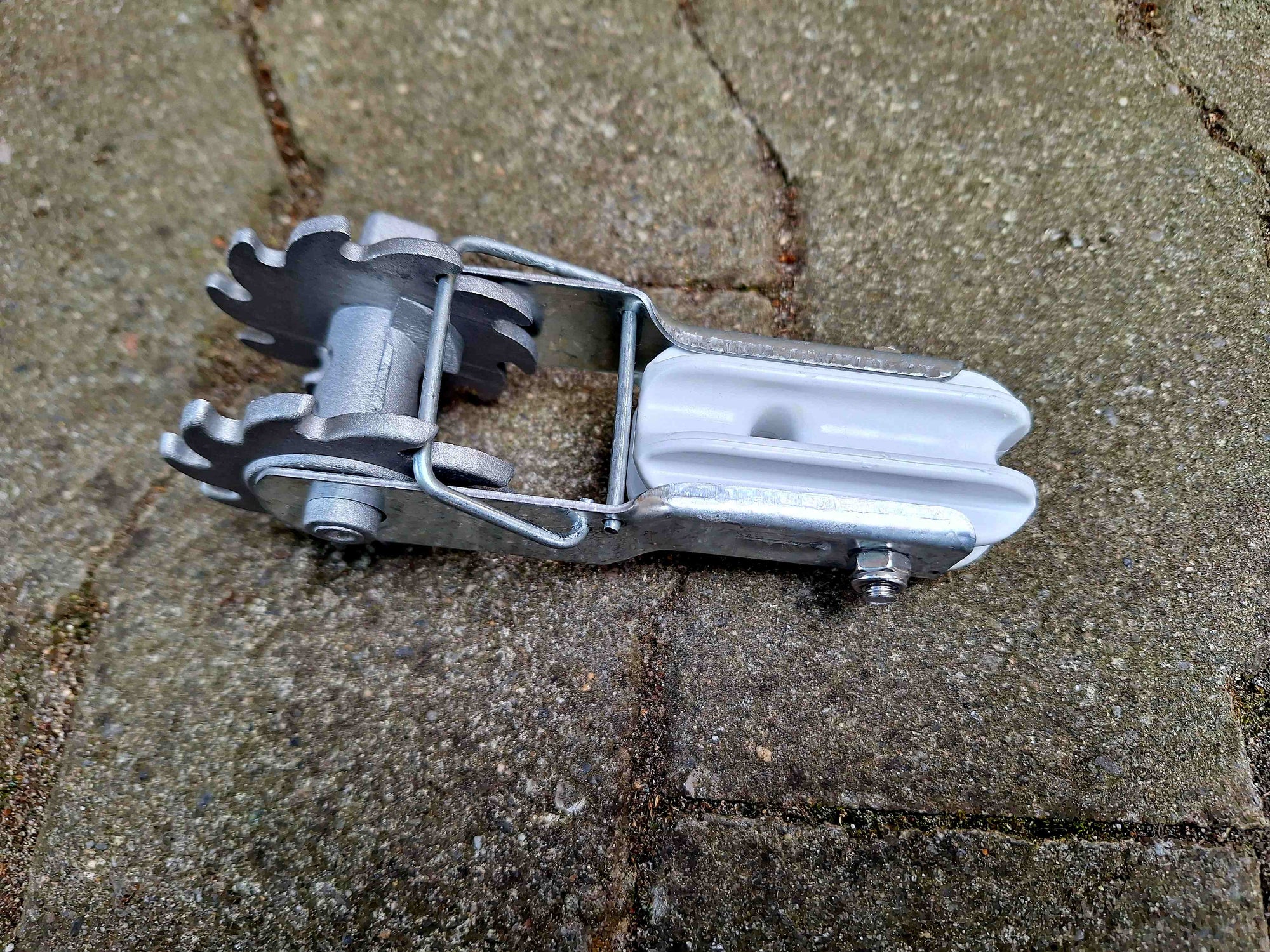 Zahnrad-Drahtspanner mit Isolator