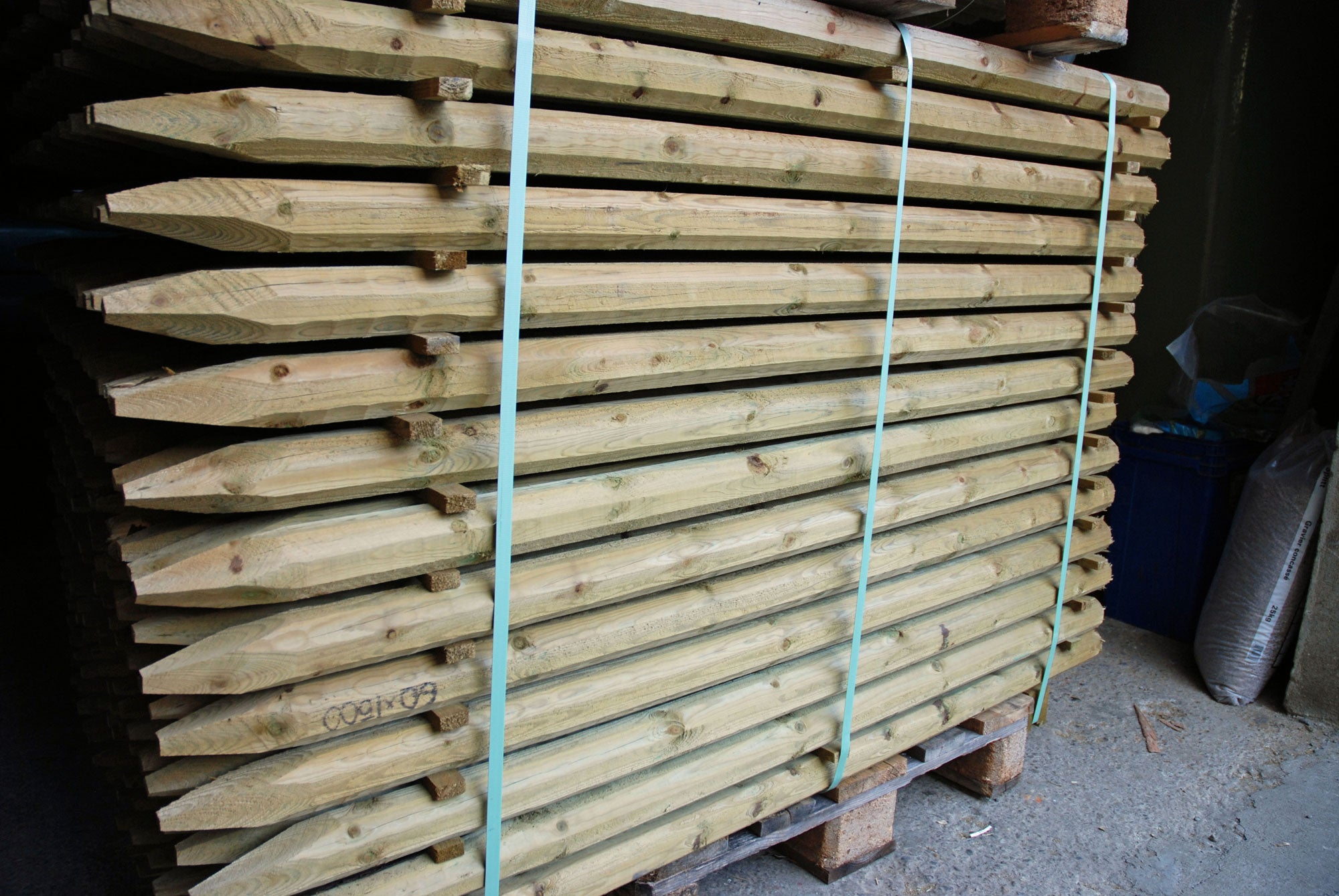 Pfähle aus Kiefernholz achteckig und rund