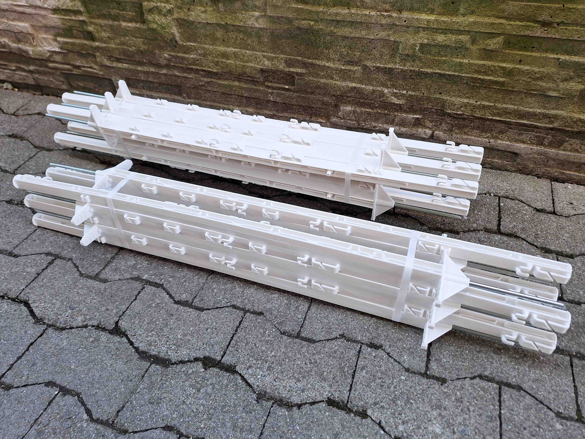 Kunststoff-Pfähle weiss