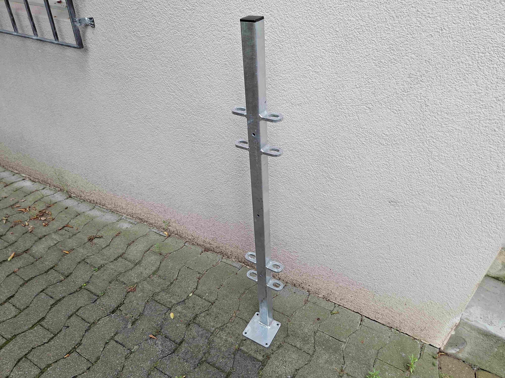 Pfosten auf Bodenplatte