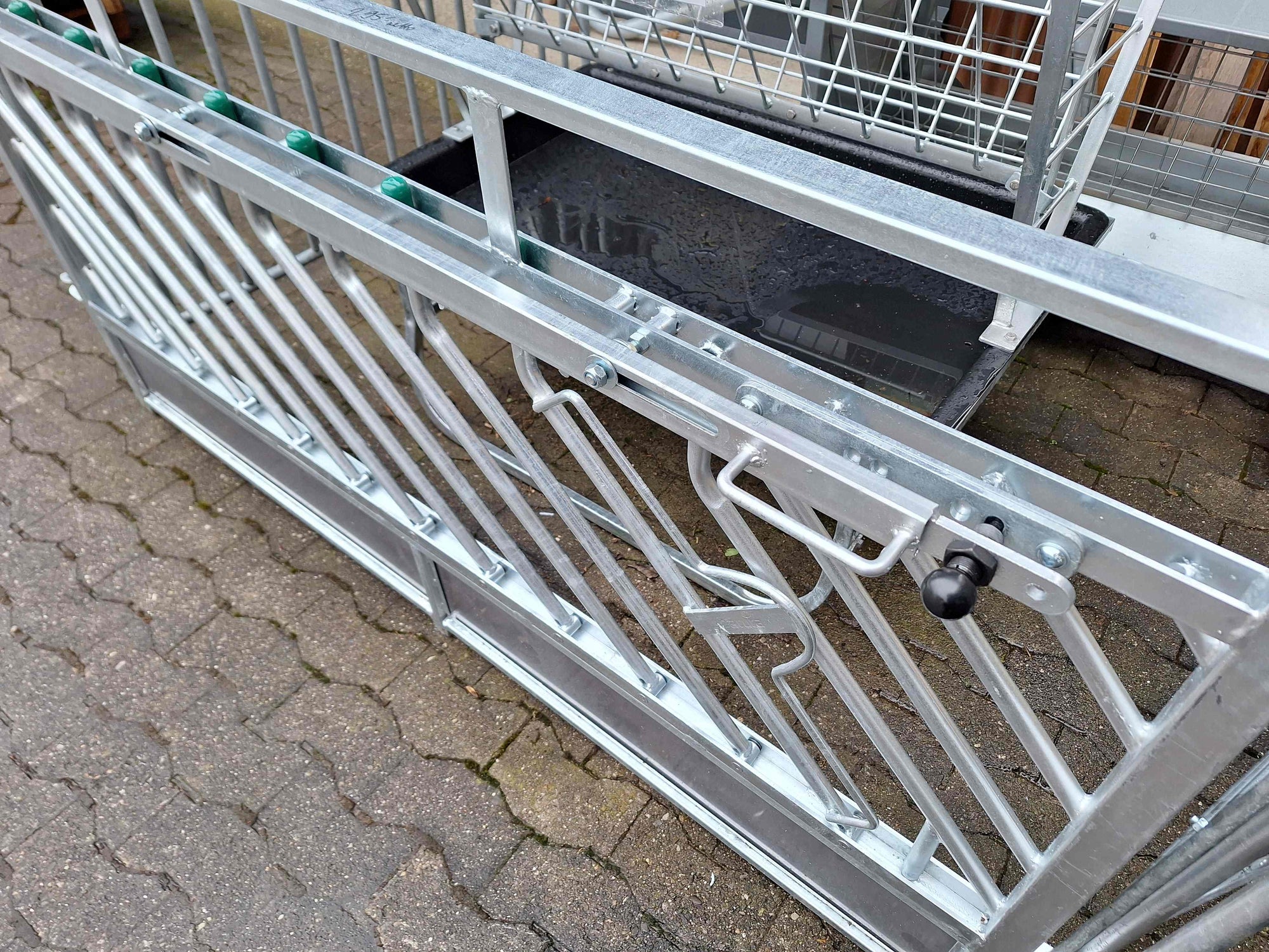 Selbstschliessendes Fressgitter für Schafe