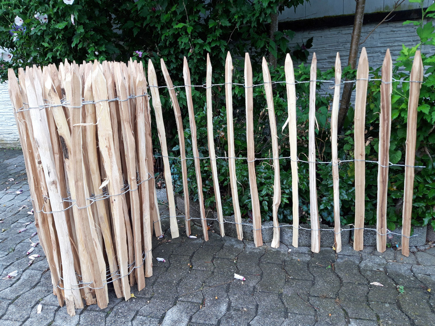 Staketenzaun aus Akazienholz