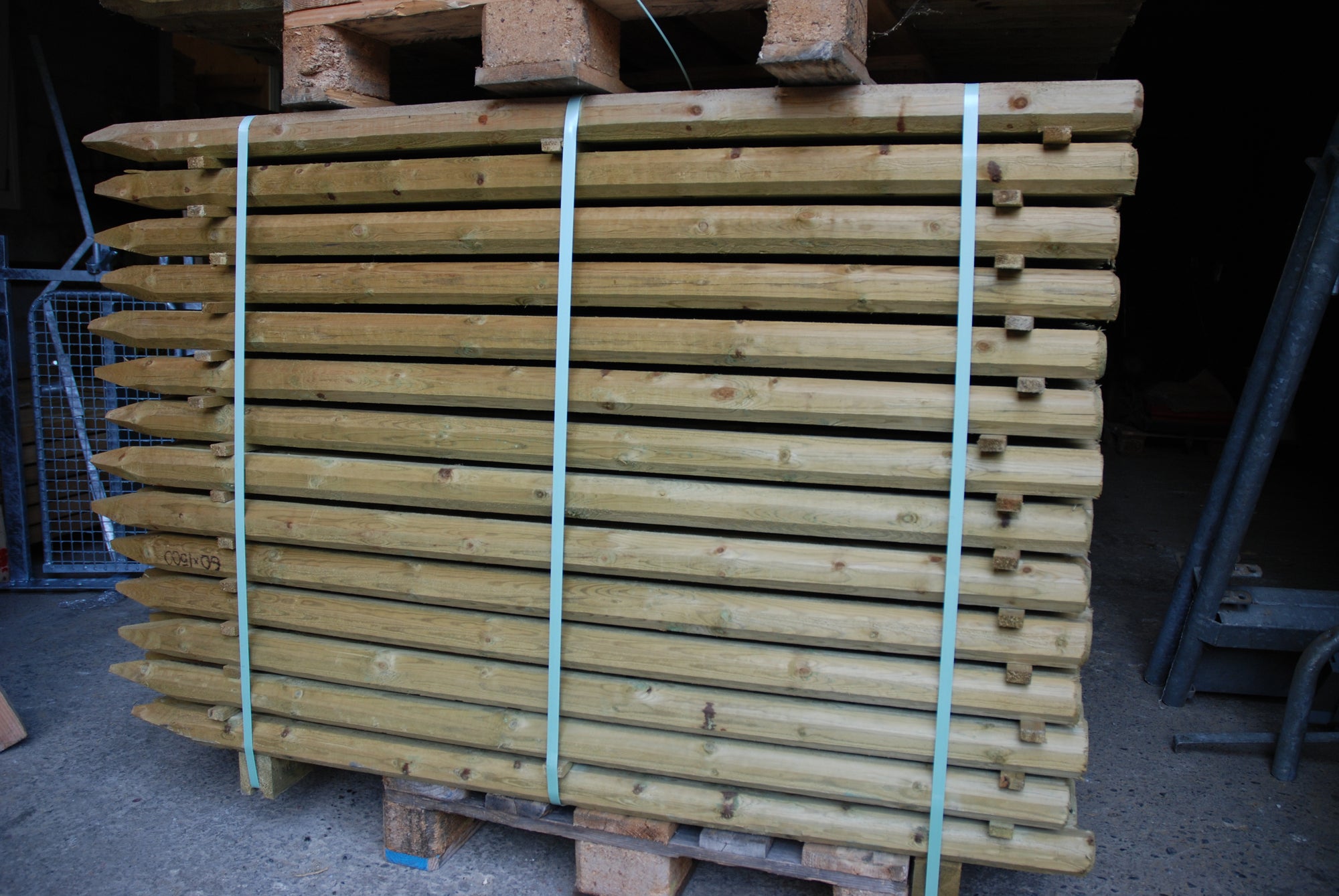 Pfähle aus Kiefernholz achteckig und rund