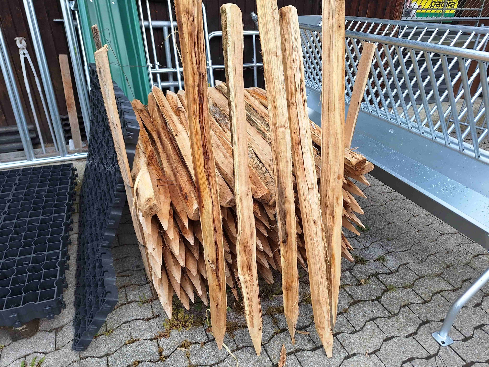 Spaltpfähle aus Akazienholz